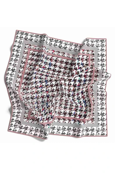 Twill Kazayağı Desenli Pudra Renkli 90x90 Eşarp (İpek İçermez) Kenar Dikiş Şekli El Dikişli ürün görseli 1