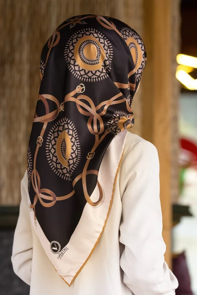 Twill Kemerli Ve Geometrik Desenli Hardal Renkli 90x90 Eşarp (İpek İçermez) Kenar Dikiş Şekli El Dikişli ürün görseli 1