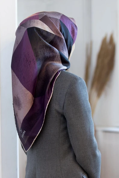 %100 Twill İpek Geometrik Desenli Gri - Gül Kurusu Renkli 90x90 Eşarp Dikim Şekli : El Dikişi ürün görseli 1