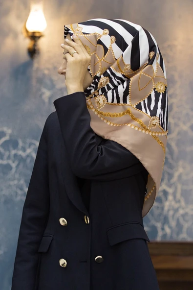 Twill Gold Detaylı Zebra Desenli Bej Renkli 90x90 Eşarp (İpek İçermez) Kenar Dikiş Şekli El Dikişli ürün görseli 1