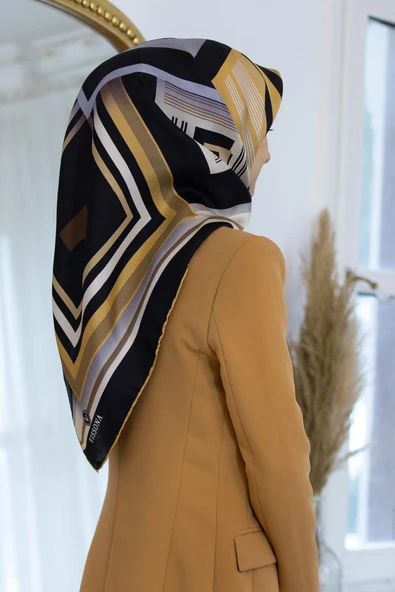 %100 Twill İpek Kare Desenli Siyah - Gold Renkli 90x90 Eşarp Kenar Dikiş Şekli El Dikişli ürün görseli 1