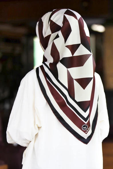 Twill Geometrik Desenli Şarabi Renkli 90x90 Eşarp (İpek İçermez) Kenar Dikiş Şekli El Dikişli ürün görseli 1