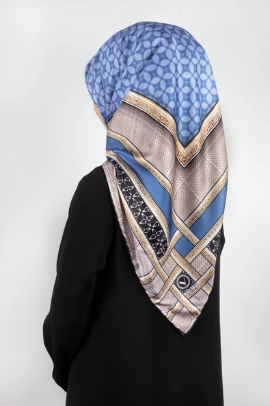 Twill Gold Bordürlü Geometrik Desenli Bebe Mavisi Renkli 90x90 Eşarp (İpek İçermez) Kenar Dikiş Şekli El Dikişli ürün görseli 1