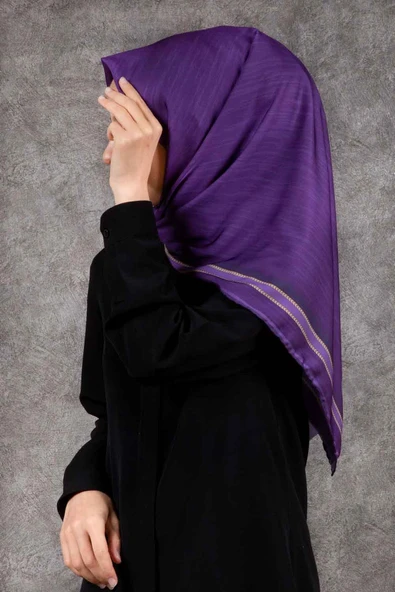 Twill Efektli Bordür Desenli Mor Renkli 90x90 Eşarp (İpek İçermez) Dikim Şekli : El Dikişi ürün görseli 1
