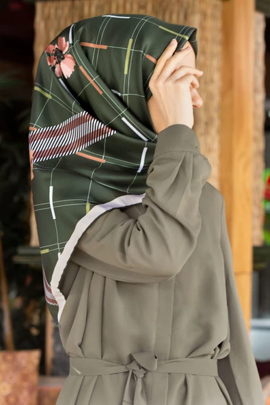 Twill Papatya Desenli Zümrüt Yeşili Renkli 90x90 Eşarp (İpek İçermez) Kenar Dikiş Şekli El Dikişli ürün görseli 1