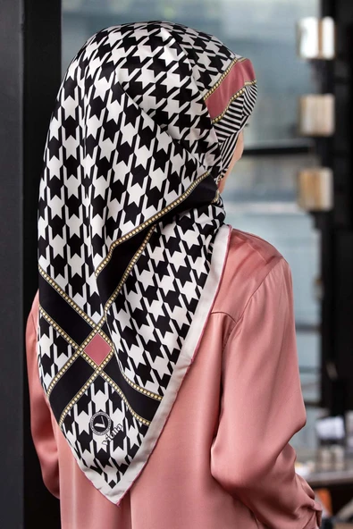Twill Kazayağı Desenli Pudra Renkli 90x90 Eşarp (İpek İçermez) Kenar Dikiş Şekli El Dikişli ürün görseli 1