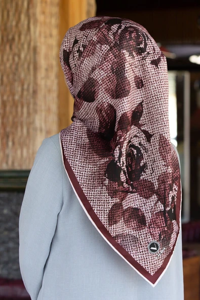 Twill Gül Desenli Pembe Renkli 90x90 Eşarp (İpek İçermez) Kenar Dikiş Şekli El Dikişli ürün görseli 1