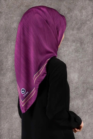 Twill Efektli Bordür Desenli Fuşya Renkli 90x90 Eşarp (İpek İçermez) Dikim Şekli : El Dikişi ürün görseli 1