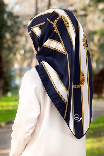 Twill Kemerli Ve Geometrik Desenli Lacivert - Krem Renkli 90x90 Eşarp (İpek İçermez) Dikim Şekli : El Dikişi ürün görseli 1