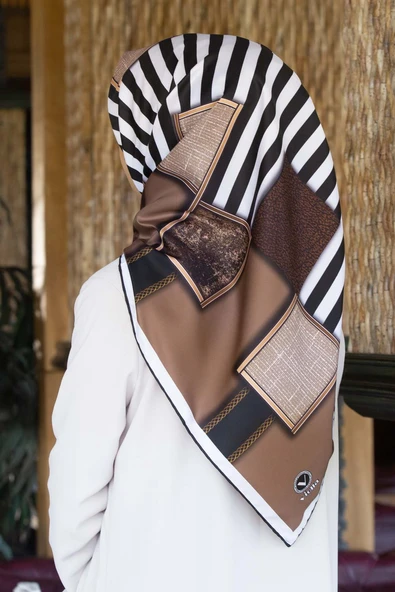 Twill Geometrik Ve Çizgili Desenli Taba Renkli 90x90 Eşarp (İpek İçermez) Dikim Şekli : El Dikişi ürün görseli 1