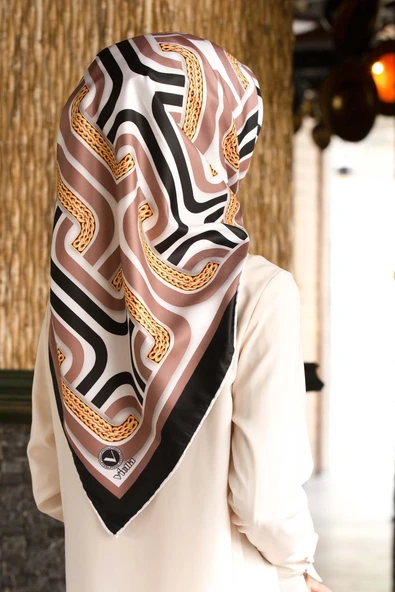 Twill Geometrik Zincir Desenli Bej Renkli 90x90 Eşarp (İpek İçermez) Kenar Dikiş Şekli El Dikişli ürün görseli 1