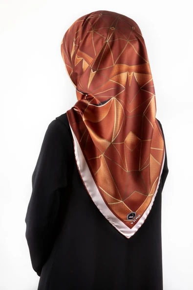 Twill Geometrik Desenli Taba Renkli 90x90 Eşarp (İpek İçermez) Kenar Dikiş Şekli El Dikişli ürün görseli 1
