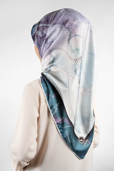 Twill Mermer ve Zincir Desenli Petrol Yeşili Renkli 90x90 Eşarp (İpek İçermez) Kenar Dikiş Şekli El Dikişli ürün görseli 1