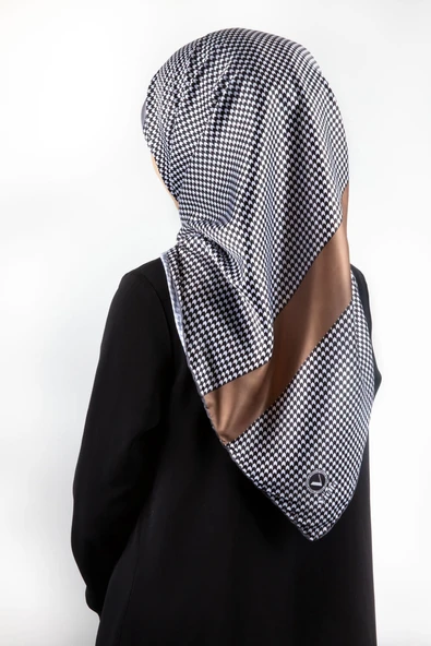 Twill Kazayaklı Şerit Desenli Gümüş Renkli 90x90 Eşarp (İpek İçermez) Dikim Şekli : El Dikişi ürün görseli 1