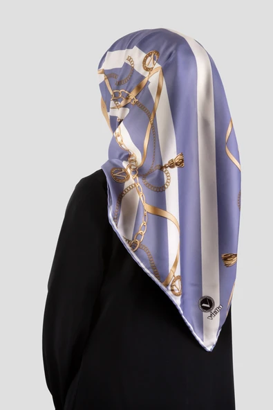 Twill Çizgili Kemer ve Zinci Desenli Bebe Mavisi Renkli 90x90 Eşarp (İpek İçermez) Kenar Dikiş Şekli El Dikişli ürün görseli 1