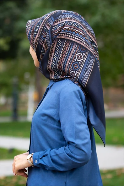 %100 Twill İpek Etnik Desenli İndigo - Lacivert Renkli 90x90 Eşarp Dikim Şekli : El Dikişi ürün görseli 1