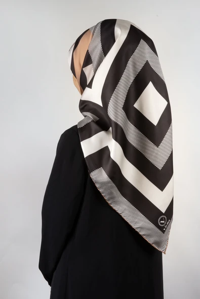 Twill Geometrik Desenli Vizon Renkli 90x90 Eşarp (İpek İçermez) Dikim Şekli : El Dikişi ürün görseli 1