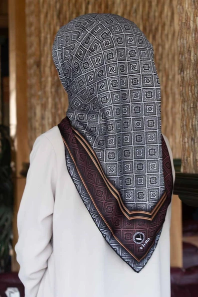 Twill Geometrik Çıtır Desenli Gül Kurusu Renkli 90x90 Eşarp (İpek İçermez) Kenar Dikiş Şekli El Dikişli ürün görseli 1