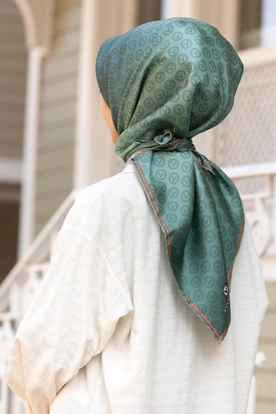 %100 Twill İpek Monogram Desenli Benetton Yeşili Renkli 90x90 Eşarp Dikim Şekli : El Dikişi ürün görseli 1