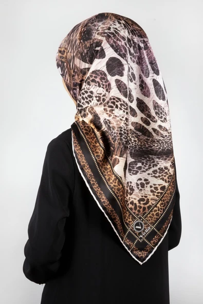 Twill Leopar Desenli Siyah Renkli 90x90 Eşarp (İpek İçermez) Kenar Dikiş Şekli El Dikişli ürün görseli 1