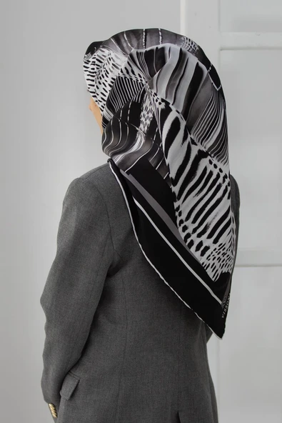 %100 Twill İpek Geometrik Desenli Siyah - Beyaz Renkli 90x90 Eşarp Dikim Şekli : El Dikişi ürün görseli 1