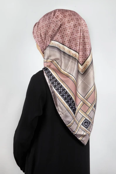Twill Gold Bordürlü Geometrik Desenli Pudra Renkli 90x90 Eşarp (İpek İçermez) Kenar Dikiş Şekli El Dikişli ürün görseli 1