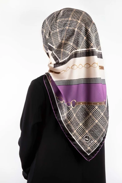 Twill Kemer ve Zincir Detaylı Ekose Desenli Lila Renkli 90x90 Eşarp (İpek İçermez) Kenar Dikiş Şekli El Dikişli ürün görseli 1
