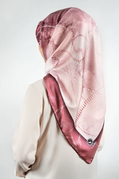 Twill Mermer ve Zincir Desenli Pudra Renkli 90x90 Eşarp (İpek İçermez) Kenar Dikiş Şekli El Dikişli ürün görseli 1