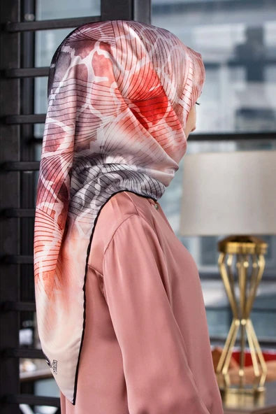 Twill Degradeli Ve Zürafa Desenli Gri Renkli 90x90 Eşarp (İpek İçermez) Kenar Dikiş Şekli El Dikişli ürün görseli 1