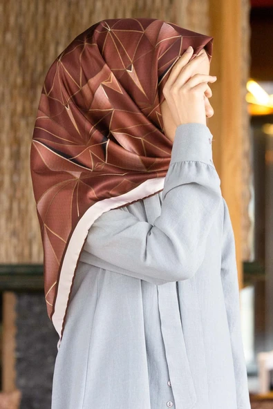 Twill Geometrik Desenli Vizon Renkli 90x90 Eşarp (İpek İçermez) Kenar Dikiş Şekli El Dikişli ürün görseli 1