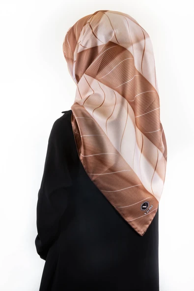 Twill Şeritli Geometrik Desenli Taba Renkli 90x90 Eşarp (İpek İçermez) Kenar Dikiş Şekli El Dikişli ürün görseli 1