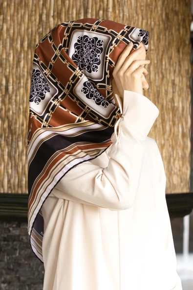 Twill Geometrik Ve Zincirli Desenli Taba Renkli 90x90 Eşarp (İpek İçermez) Dikim Şekli : El Dikişi ürün görseli 1