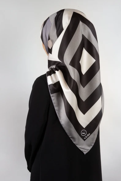 Twill Geometrik Desenli Gümüş Renkli 90x90 Eşarp (İpek İçermez) Dikim Şekli : El Dikişi ürün görseli 1