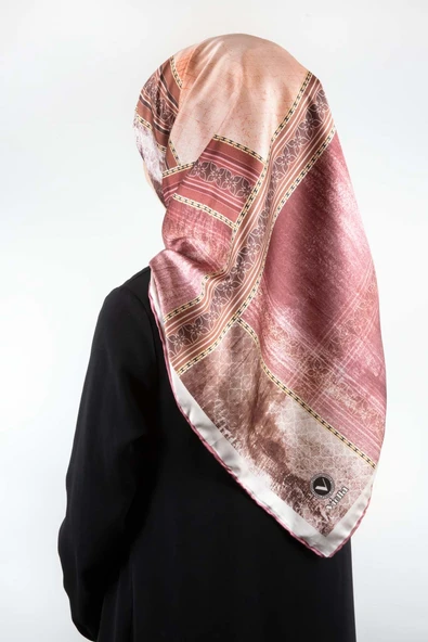 Twill Dokulu Ve Geometrik Desenli Pudra Renkli 90x90 Eşarp (İpek İçermez) Dikim Şekli : El Dikişi ürün görseli 1
