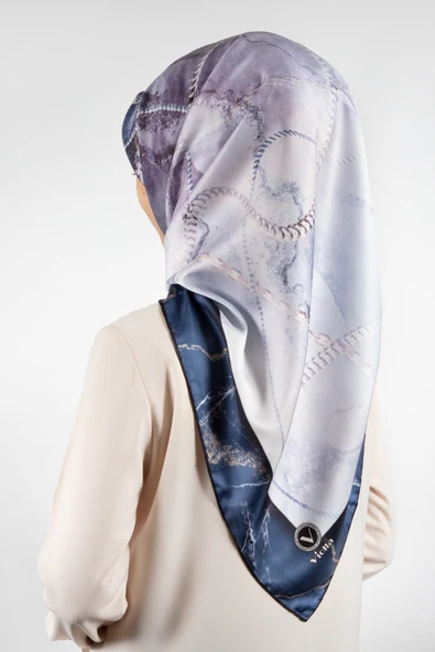 Twill Mermer ve Zincir Desenli İndigo Renkli 90x90 Eşarp (İpek İçermez) Kenar Dikiş Şekli El Dikişli ürün görseli 1
