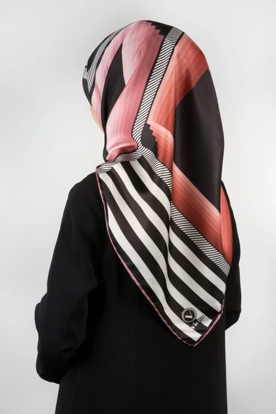 Twill Geometrik Desenli Pudra Renkli 90x90 Eşarp (İpek İçermez) Kenar Dikiş Şekli El Dikişli ürün görseli 1