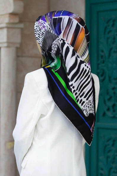 %100 Twill İpek Geometrik Desenli Siyah - Turuncu Renkli 90x90 Eşarp Dikim Şekli : El Dikişi ürün görseli 1
