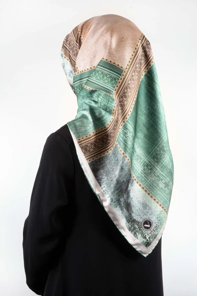 Twill Dokulu Ve Geometrik Desenli Petrol Yeşili Renkli 90x90 Eşarp (İpek İçermez) Dikim Şekli : El Dikişi ürün görseli 1