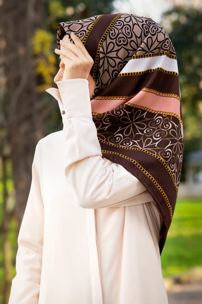 Twill Gold Detaylı ve Geometrik Desenli Kahverengi - Pudra Renkli 90x90 Eşarp (İpek İçermez) Dikim Şekli : El Dikişi ürün görseli 1
