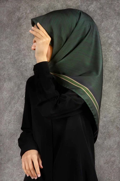 Twill Efektli Bordür Desenli Zümrüt Yeşili Renkli 90x90 Eşarp (İpek İçermez) Dikim Şekli : El Dikişi ürün görseli 1