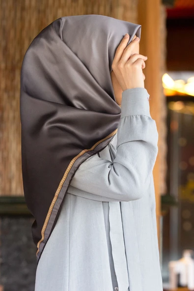 Twill Degrade Desenli Gri Renkli 90x90 Eşarp (İpek İçermez) Kenar Dikiş Şekli El Dikişli ürün görseli 1