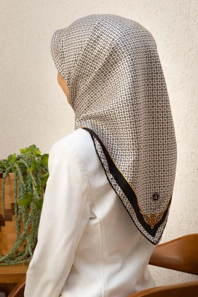 %100 Twill İpek Minik Motif Desenli Krem - Siyah Renkli 90x90 Eşarp Dikim Şekli : El Dikişi ürün görseli 1