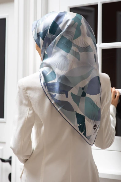%100 Twill İpek Çiçek Desenli Bebe Mavisi - Petrol Yeşili Renkli 90x90 Eşarp Dikim Şekli : El Dikişi ürün görseli 1