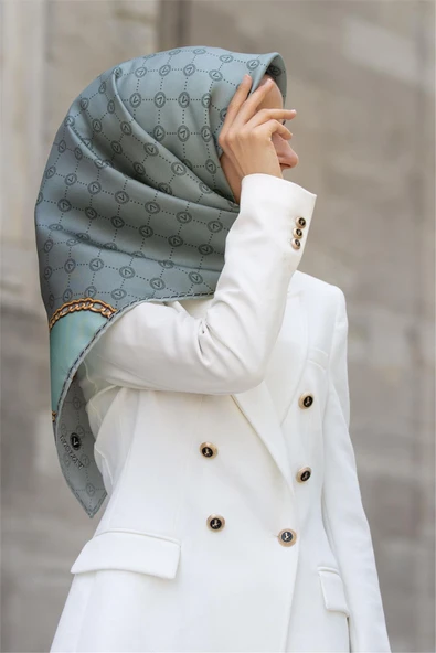 %100 Twill İpek Zincirli Ve Monogram Desenli Mint Yeşili Renkli 90x90 Eşarp Dikim Şekli : El Dikişi ürün görseli 1