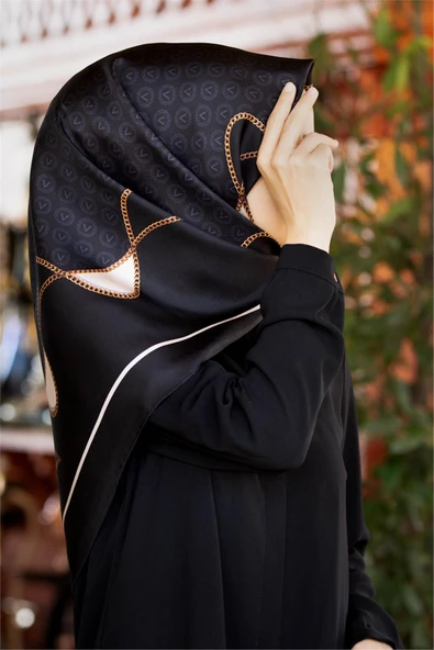 %100 Twill İpek Zincirli Ve Monogram Desenli Siyah - Krem Renkli 90x90 Eşarp Dikim Şekli : El Dikişi ürün görseli 1