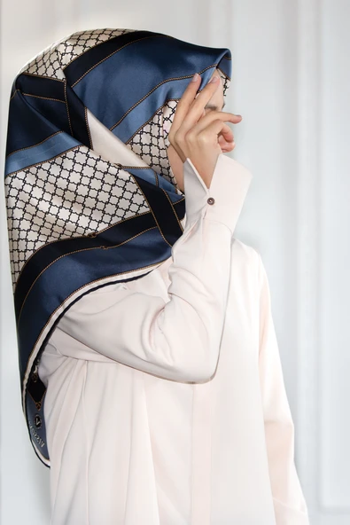 %100 Twill İpek Geometrik Desenli Lacivert - İndigo Renkli 90x90 Eşarp Dikim Şekli : El Dikişi ürün görseli 1