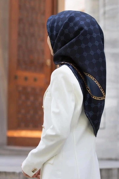 %100 Twill İpek Zincirli Ve Monogram Desenli Lacivert - İndigo Renkli 90x90 Eşarp Dikim Şekli : El Dikişi ürün görseli 1