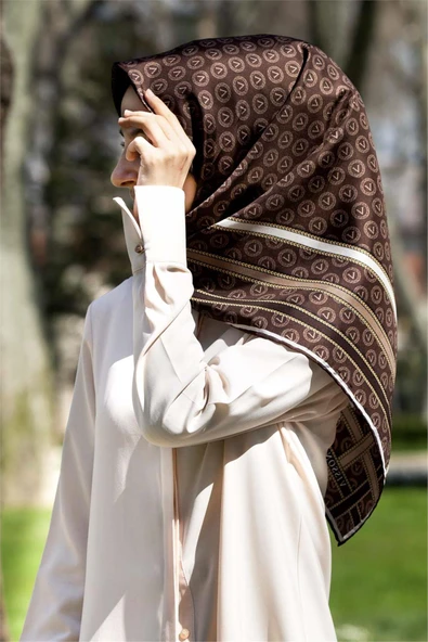 %100 Twill İpek Monogram Desenli Kahverengi - Bej Renkli 90x90 Eşarp Dikim Şekli : El Dikişi ürün görseli 1