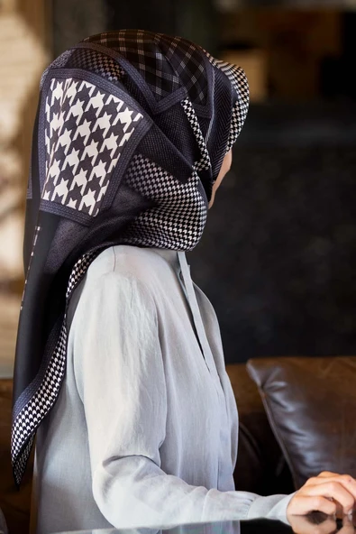 %100 Twill İpek Kazakayaklı Ve Ekose Desenli Siyah - Gri Renkli 90x90 Eşarp Dikim Şekli : El Dikişi ürün görseli 1