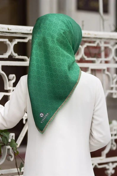 % 57 İPEK % 43 VİSKON Twill İpek Monogram Desenli Zümrüt Yeşili Renkli 90x90 Eşarp Dikim Şekli : El Dikişi ürün görseli 1